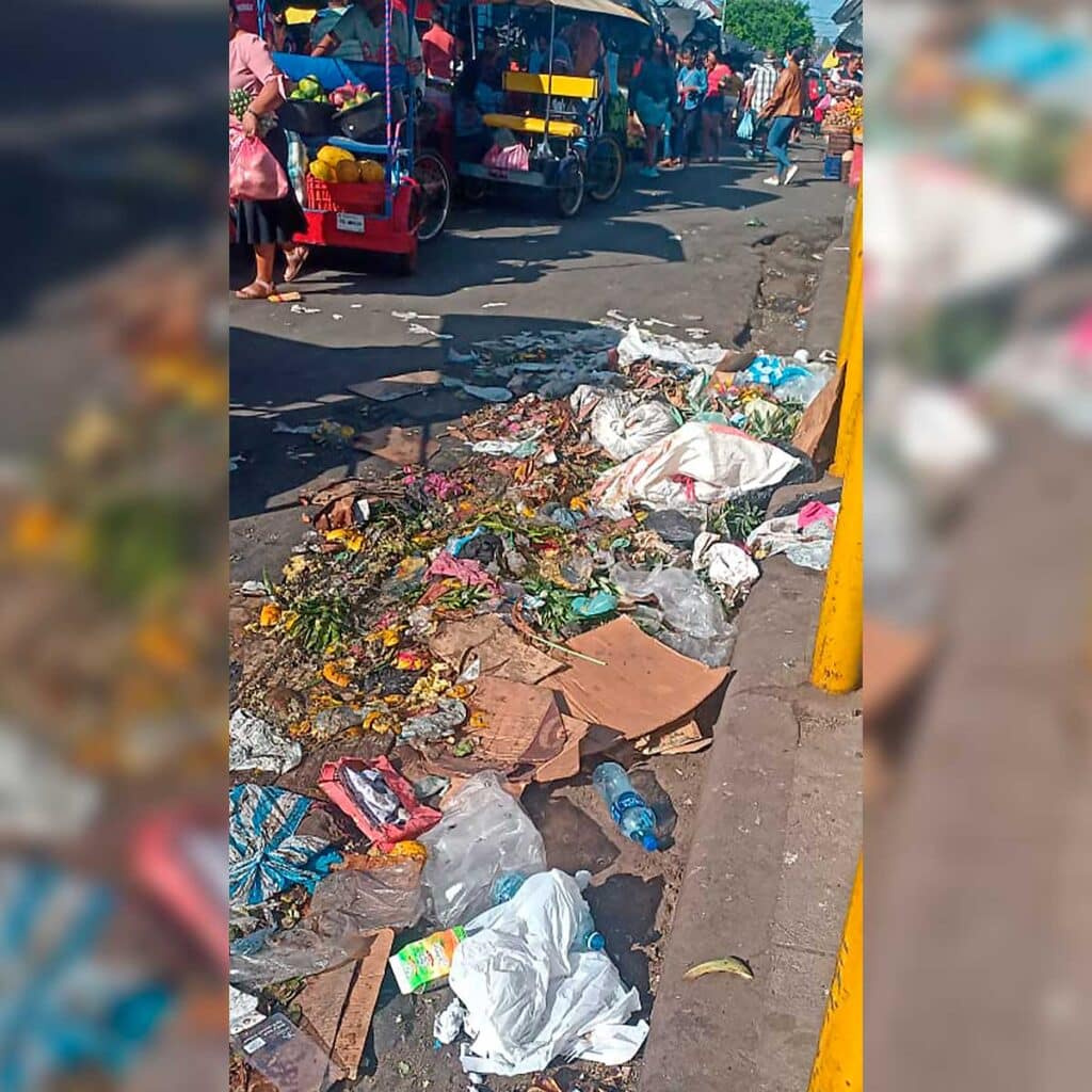 Foto de basura en la calle del mercado/ Cortesía.