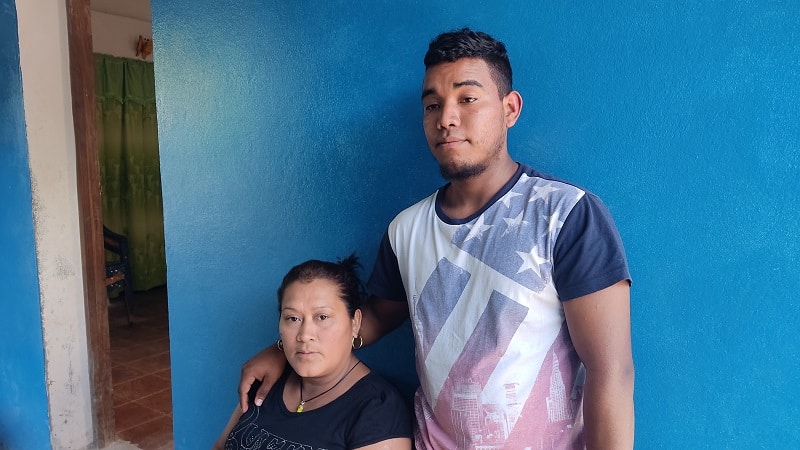Alan Isaac Martínez, el joven secuestrado y su madre