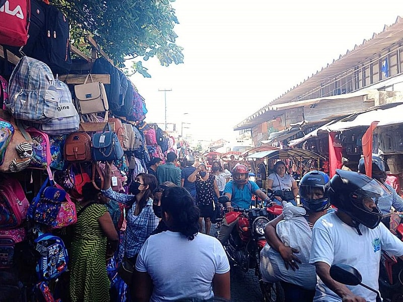 Ambiente del mercado central de Chinandega.
