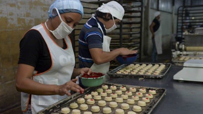 Dueños de panaderías advierten que el pan podría subir de precio a partir de febrero.