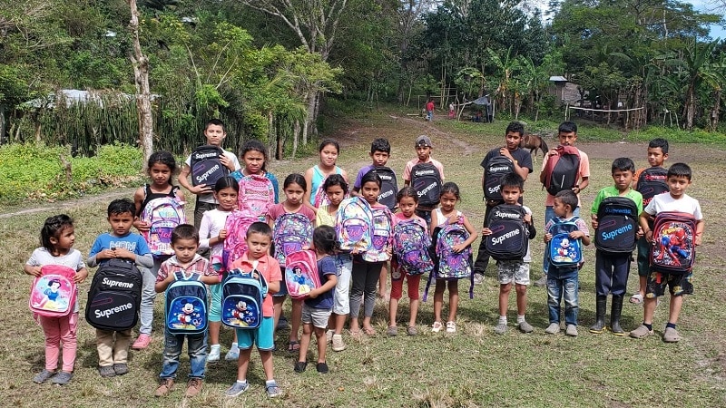 Entregan 200 mochilas con útiles escolares a niñez de Camoapa