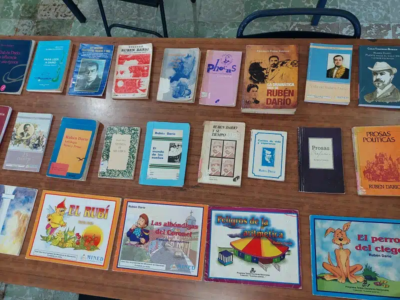 Parte de las obras de Darío en la biblioteca municipal de Camoapa junto a otros libros que hablan de el 