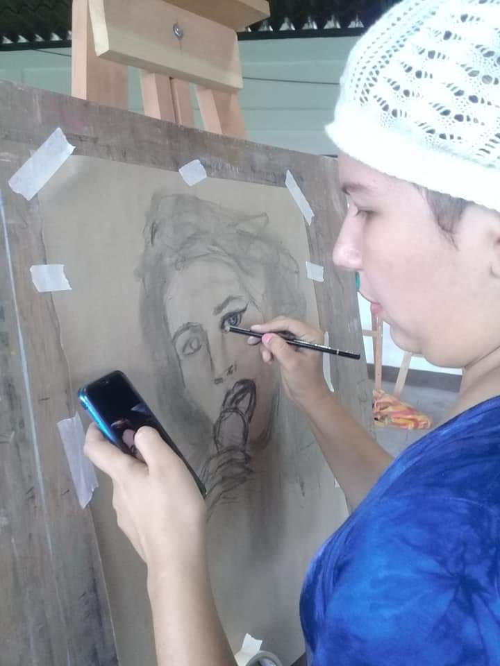 Sugey López, artista ganadora del primer lugar en pintura en el Banco Central de Nicaragua. Dibujo en el Taller Experimental de Arte Moderno Camoapa