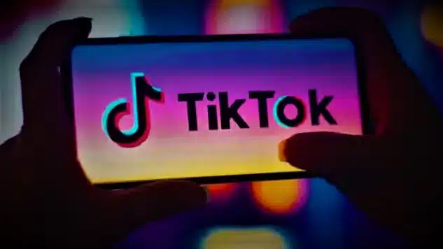 TikTok, es una red social de origen chino, dedicada a compartir videos cortos y en formato vertical propiedad de la empresa china ByteDance