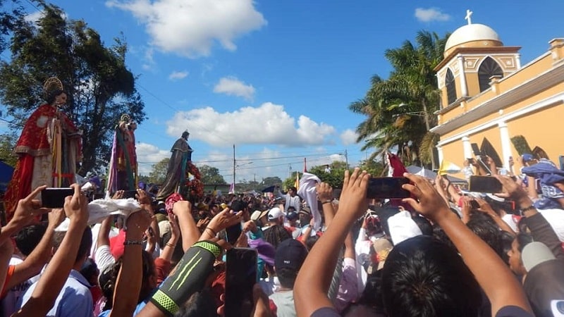 El tope de los santos: San Sebastián, Santiago y San Marcos una inigualable expresión de fe y tradición en el que los patronos se encuentran con sus seguidores en la iglesia de Dolores, en Jinotepe. Es la actividad religiosa principal que hereda, después a sus municipios diez días de festividades