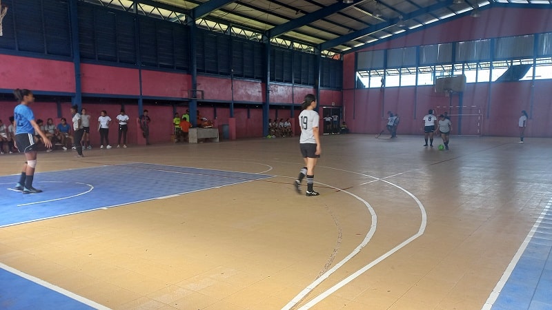 Cancha multiuso donde jóvenes participan en Torneo intermunicipal de fútbol sala