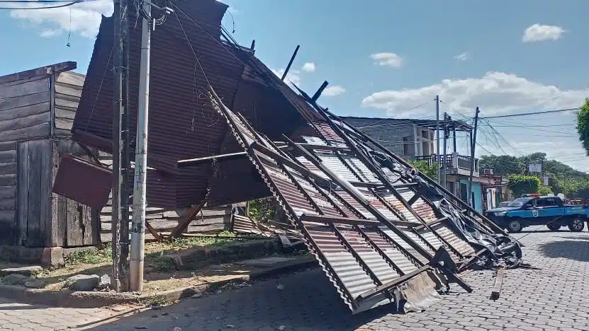 Fuertes vientos en el Occidente del país, dejan una casa colapsada y varios árboles caídos, lo que representa un peligro para los comunitarios.