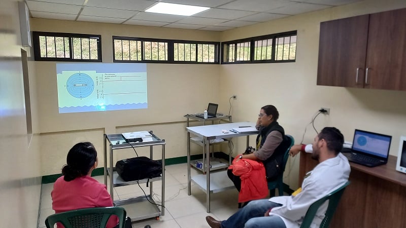 Docentes y médicos veterinarios se capacitan en el manejo de nuevos equipos