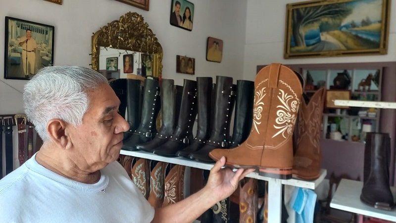 Una vida entera dedicada a la labor de la zapatería en Camoapa