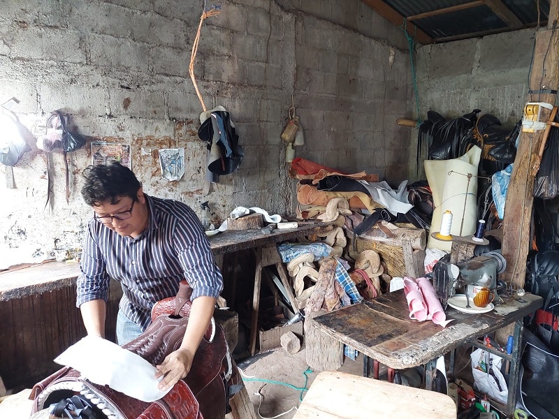 Elvis Sánchez, uno de los hijos del señor Esteban Sánchez, que trabaja en la talabartería
