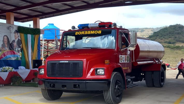 Camión cisterna para atender incendios forestales y de viviendas