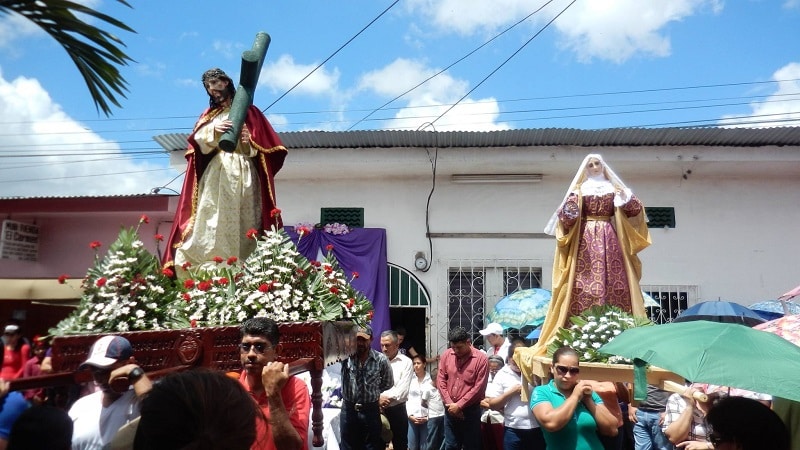 Las estaciones del viacrucis, es la meditación de los momentos y sufrimientos vividos por Jesús desde que fue hecho prisionero, hasta su muerte en la cruz y posterior resurrección