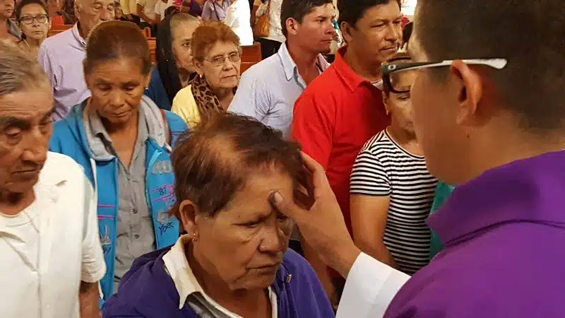 Este miércoles veintidós de febrero la iglesia católica universal inicia el tiempo de cuaresma con la imposición de la ceniza.