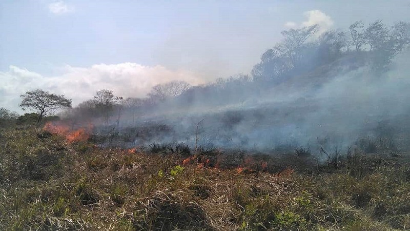 Vecinos del barrio 17 de Julio de Juigalpa apagan incendio que amenazó sus viviendas