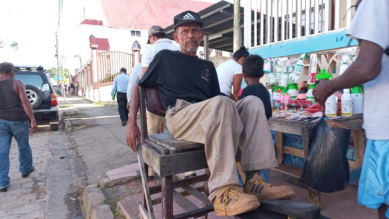 En Bluefields, sus calles céntricas están abarrotadas del comercio ambulante.