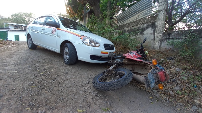 Con golpe en diferentes partes de su cuerpo, resultó el motociclista Marvin Saballos, luego de ser impactado por el conductor de un taxi cuando circulaba por una calle de macadán en el barrio Maritza Rivas, de Juigalpa