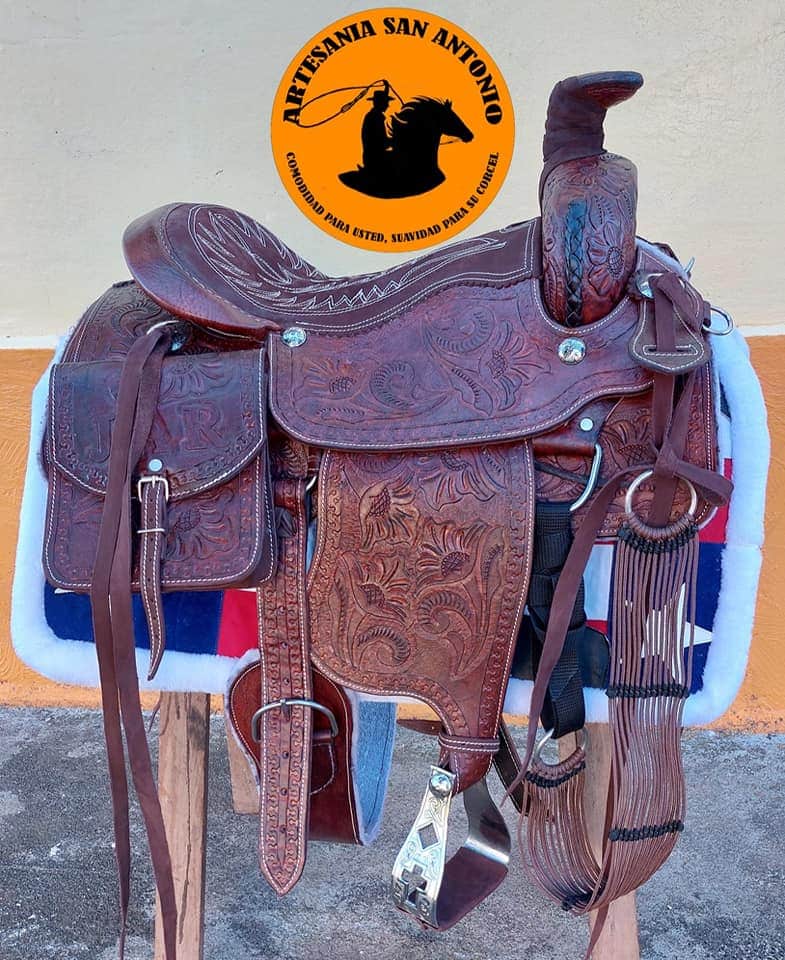 Variedad de monturas en Artesanía San Antonio