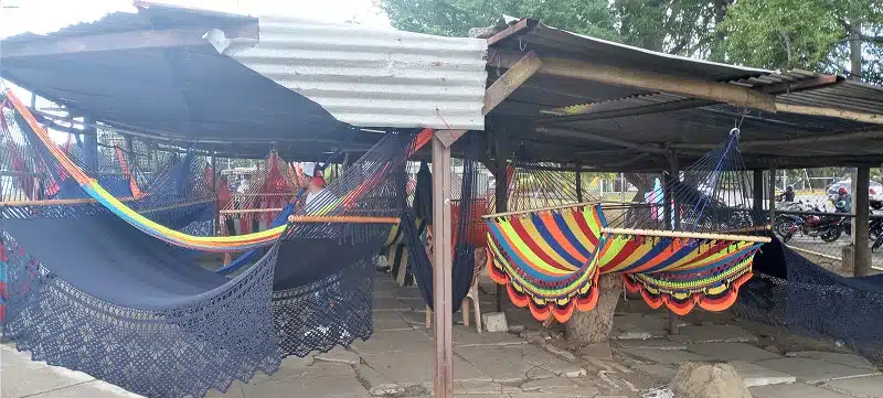 Los primeros puestos de ventas de hamacas se encuentran a unos metros de la entrada principal de “la ciudad de las flores”