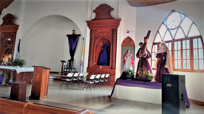 Altar en la Parroquia Medalla Milagrosa - Imágenes cubiertas