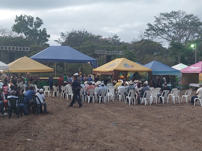 Asistentes al acto inaugural