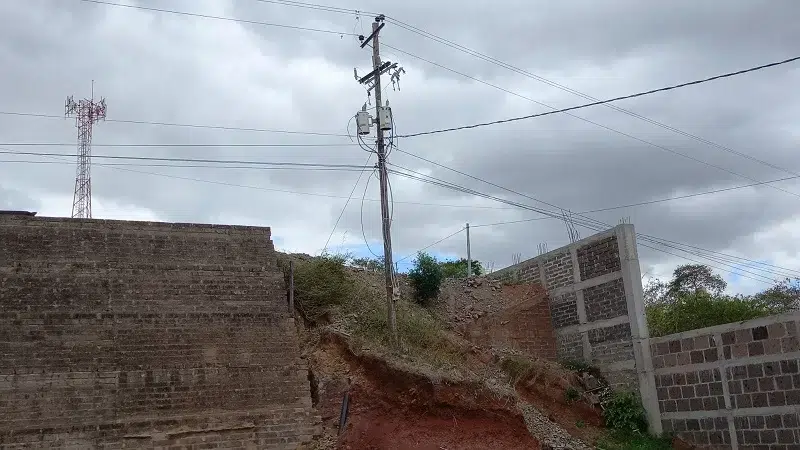 Piden reubicar un poste del tendido eléctrico que está a punto de colapsar en Juigalpa