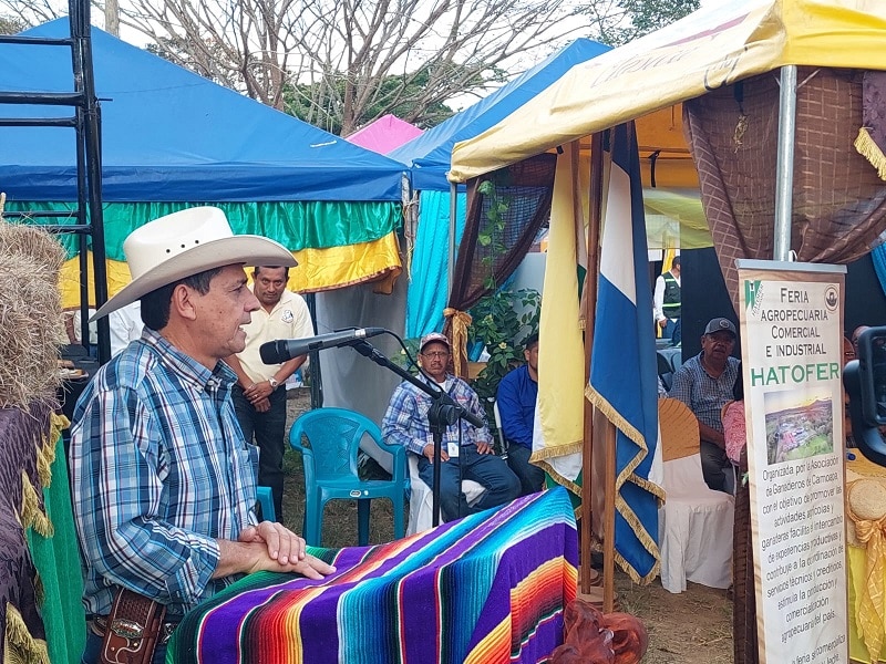 Doctor Enrique Aragon da la bienvenida a la feria