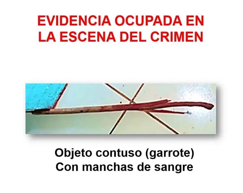 Evidencia ocupada en la escena del crimen, garrote con manchas de sangre
