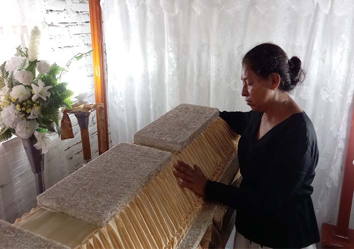 La dolida madre se consuela junto al ataúd de su hija, quien soñaba con construirle “una casa bonita”