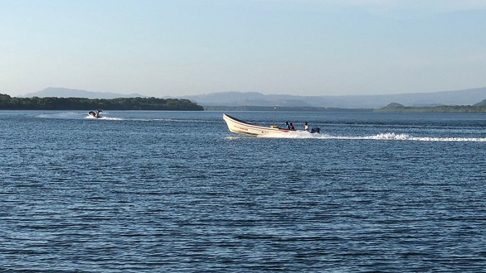 Familiares de pescadores continúan a la espera y no pierden la fe de que aparecerán con vida.