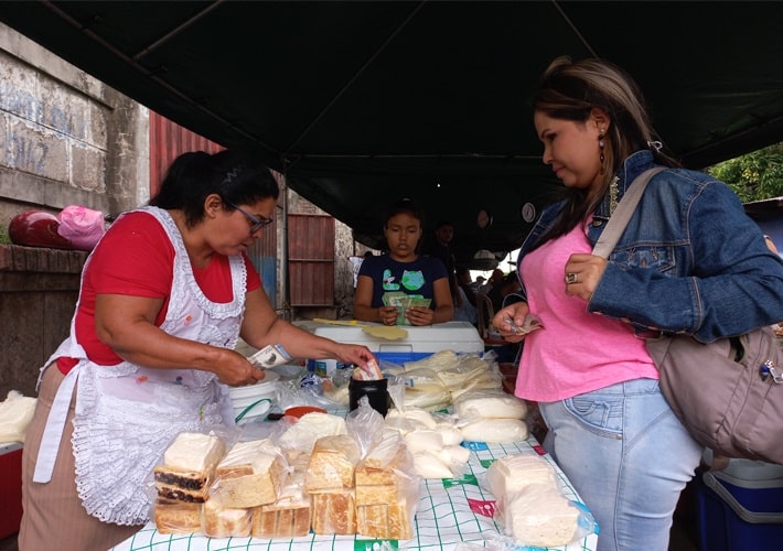 Con el salario mínimo, los nicaragüenses medio comen y para ellos consumir huevos, queso y tomar leche se ha convertido en todo un lujo.