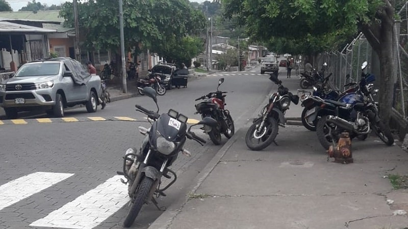 Señalización en la calle ubicada en el costado norte de la escuela Agustina Miranda