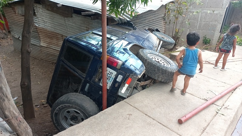 El incidente dejó sólo daños materiales en la carrocería del vehículo y afectaciones en la vivienda