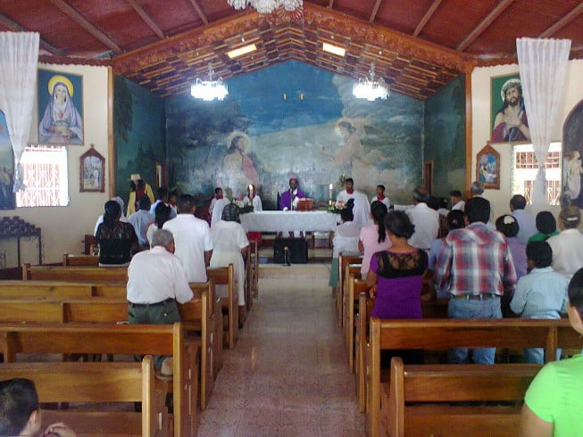 Feligresía de Camoapa realiza viacrucis hacia Mombacho