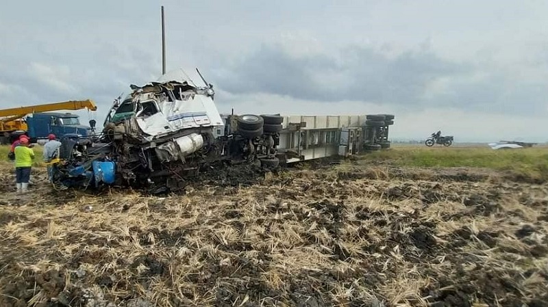 Así quedaron las unidades de transporte en el lugar donde ocurrió el accidente de tránsito múltiple en la carretera de Malacatoya - El Papayal donde fallecieron varios miembros de una familia.