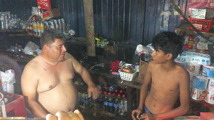 Emmanuel Guzmán Rivera, esposo de doña Cruz María Dávila se movilizó al lugar para sofocar el fuego en el negocio.
