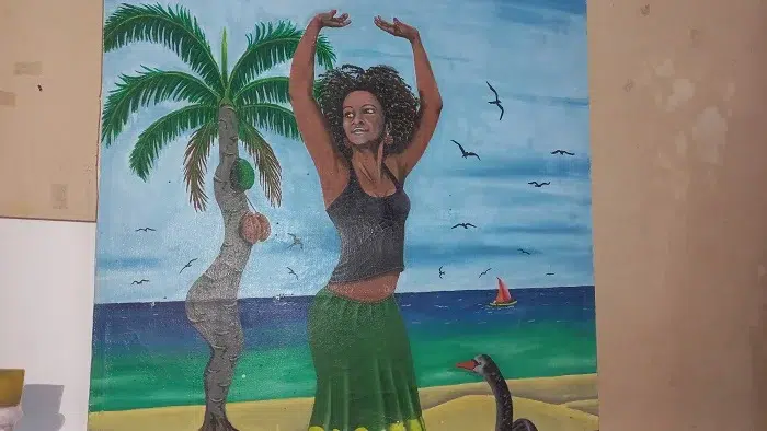 Las diversas pinturas y piezas artísticas elaboradas en manos de los jóvenes de la escuela regional, reflejan las tradiciones del pueblo caribeño.