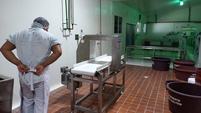 Sector lechero beneficiado con planta procesadora de leche. Detector de metales.