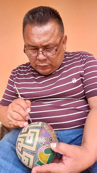 Este artesano recuerda que de niño jugaba con el barro, elaboraba unos muñequitos y poco a poco fue desarrollando su talento y creatividad.