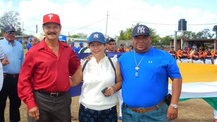 La ingeniera Lucia Sequeira, ex miembro de la Comisión Municipal de Béisbol junto a Porfirio Altamirano.