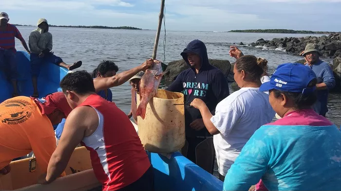 Los familiares de los pescadores esperan un milagro.