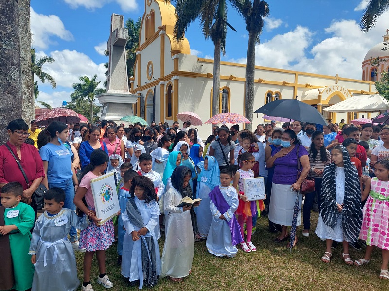 Viacrucis infantil en los predios de la iglesia San Francisco de Asís
