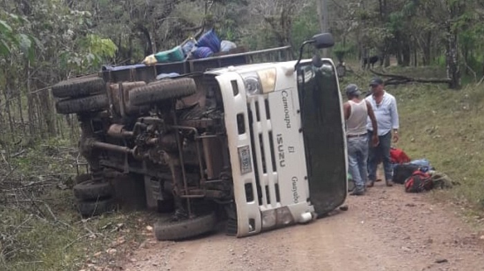 Varias personas lesionadas fue el resultado del accidente de una ruta de transporte rural en el municipio de Camoapa
