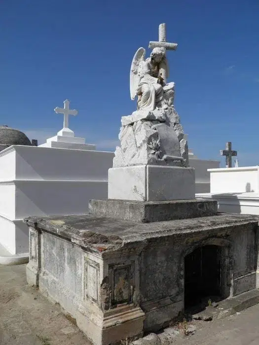 Este camposanto es resguardado las 24 horas del día, por su imponente belleza, de arte neoclásico algunos escritores de la ciudad llegan incluso a verle parecido a la Iglesia de la Madeleine de París.