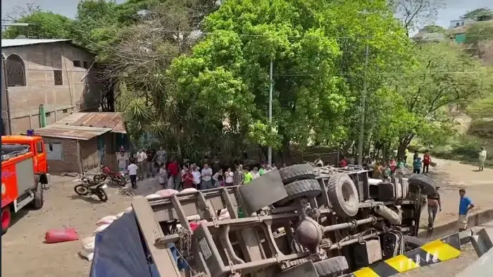 Chocan dos camiones y un vehículo liviano y ocupantes sobreviven