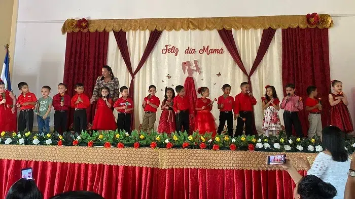 Centros escolares de Camoapa celebran el día de la madre nicaragüense