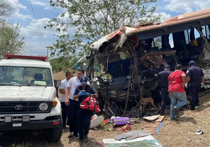 48 pasajeros que viajaban en un bus que se desplazaba de Nueva Guinea a Managua, se llevaron tremendo susto al estrellarse la unidad con una rastra.