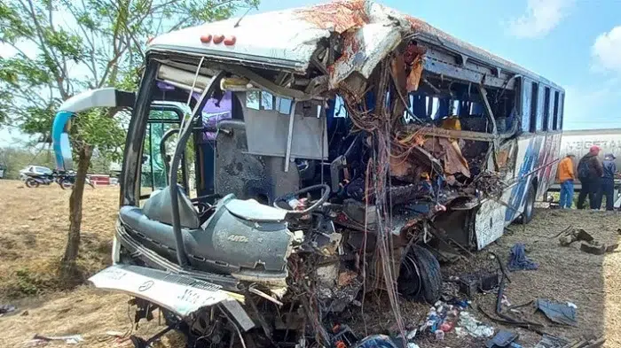 Terror en bus de Nueva Guinea, estalla llanta y se estrella contra rastra