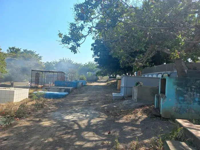 Previo al 30 de mayo, Día de la Madre nicaragüense, ciudadanos rivenses visitan el camposanto San Pedro de Rivas.