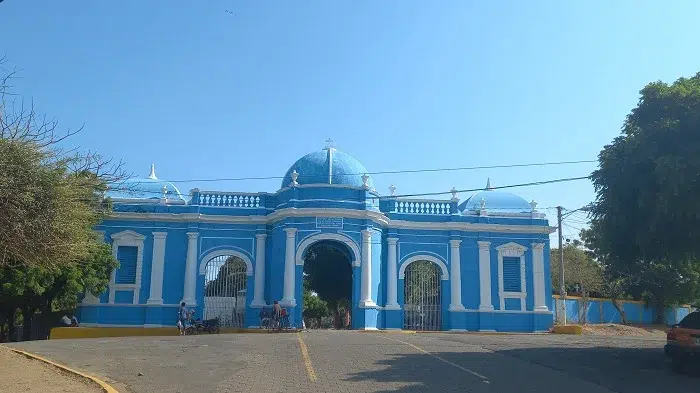 Rivenses visitan cementerio en vísperas del Día de las Madres