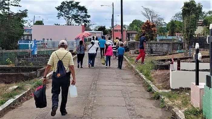 Camoapeños visitan cementerio municipal por el Día de la Madre en Nicaragua